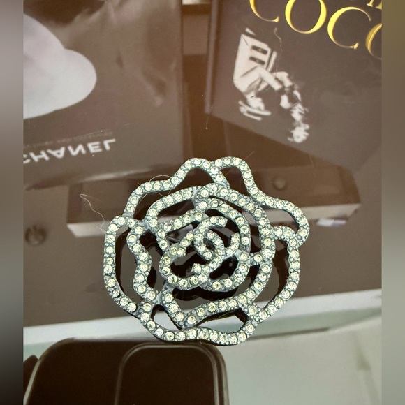 LOT 2174 CHANEL vintage camelia crystals brooch - Picture 1 of 7